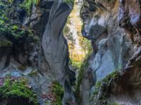 Auf dem Holzsteg zwischen haushohen Felswänden